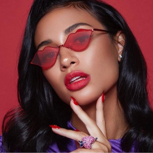 Roberi & Fraud And Kristen Noel Crawley Heart-Shaped Sunnies - Picture 4 of 4